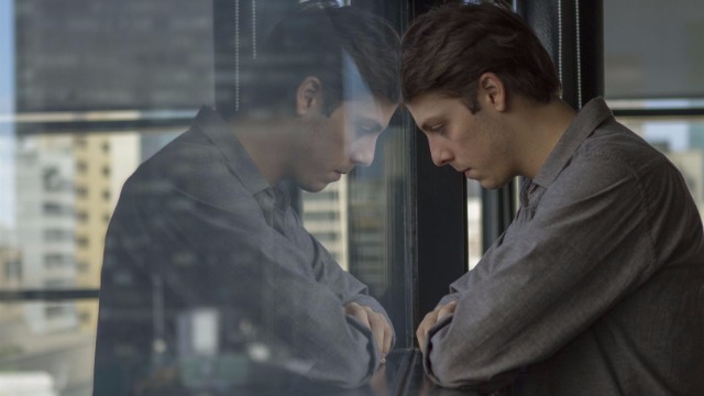 Bruno, um editor de imagens recém-separado da mulher, começa a deixar de ver as pessoas. Ele tropeça no ar, esbarra no que não vê, até perceber que as pessoas ao seu redor estão ficando invisíveis. Com a ajuda da mãe e do melhor amigo, ele tentará descobrir o que se passa em sua vida.