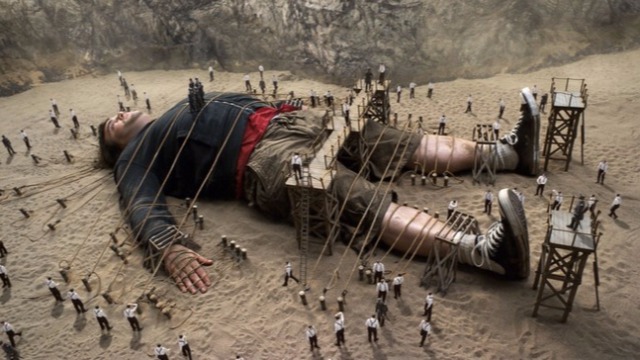 Lemuel Gulliver trabalha há 10 anos como entregador de correspondência de um jornal de Nova York, mas sonha ser algo maior. Um dia é enviado para realizar uma matéria no Triângulo das Bermudas. Só que, ao chegar lá, seu barco é tragado por uma forte tempestade, que o leva à cidade de Lilliput, onde as pessoas são bem pequenas. Inicialmente, Gulliver é considerado uma ameaça, mas, aos poucos, conquista a simpatia dos moradores locais.