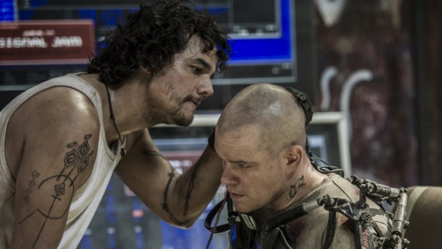 Em 2159, o mundo é dividido entre dois grupos: o primeiro, riquíssimo, mora na estação espacial Elysium, enquanto o segundo, pobre, vive na Terra, repleta de pessoas e em grande decadência. Por um lado, a secretária do governo, Rhodes, faz de tudo para preservar o estilo de vida luxuoso de Elysium; por outro, um pobre cidadão da Terra tenta um plano ousado para trazer de volta a igualdade entre as pessoas.