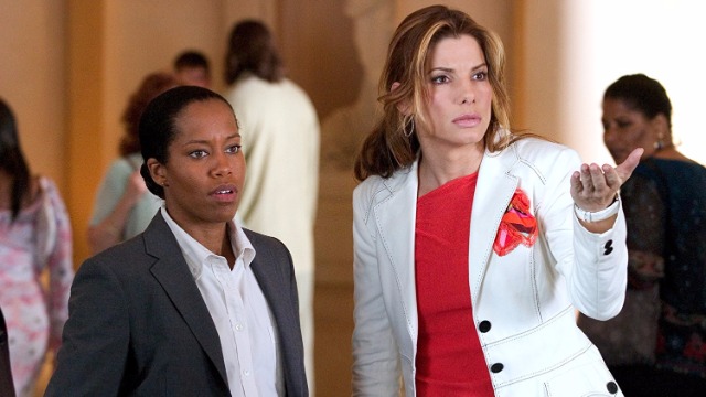 Ter combatido uma ameaça em um concurso de miss nos Estados Unidos faz da policial Gracie Hart uma verdadeira celebridade, o que não a agrada muito, já que a fama repentina a impede de trabalhar sob disfarce. Por causa disto, ela é remanejada para realizar a única função que pode ter no momento dentro da corporação policial: percorrer o circuito de programas de TV e ser o