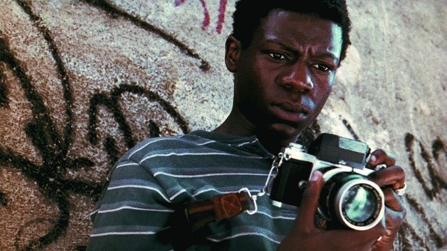 Buscapé, jovem pobre e negro, é um garoto muito sensÃvel que cresceu na Cidade de Deus, favela carioca conhecida por ser um dos locais mais violentos do Rio, e que consegue escapar do mundo do crime tornando-se fotógrafo profissional. Através de seu olhar atrás da câmera, ele analisa o dia a dia da favela onde a violência aparenta ser infinita.