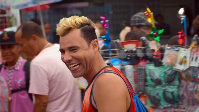 DenÃ­lson Ã© um simples camelÃ´ do subÃºrbio, mas sua vida muda quando seu, atÃ© entÃ£o desconhecido pai biolÃ³gico morre, deixando para ele todo o seu legado milionÃ¡rio. Junto com a fortuna, porÃ©m, DenÃ­lson herda tambÃ©m a famÃ­lia insatisfeita e endividada do falecido, que farÃ¡ de tudo para colocar as mÃ£os nessa heranÃ§a.
