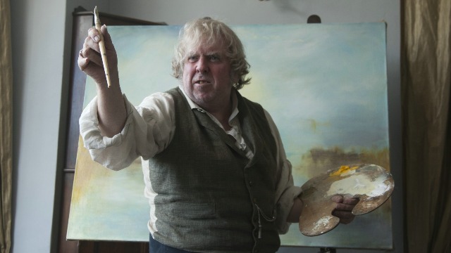 J. M. W. Turner é um pintor inglês impressionista. O artista é fascinado pelas luzes e pelo efeito da iluminação no mar, nas cidades, nas construções e nas paisagens.Turner é o pai solteiro de duas filhas. Em um período triste de sua vida, ele conhece uma mulher incrível, por quem se apaixona.
