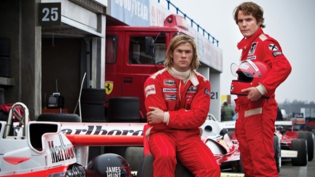 Anos 1970. O mundo sexy e glamouroso da Fórmula 1 é mobilizado principalmente pela rivalidade existente entre os pilotos Niki Lauda e James Hunt. Eles possuÃam caracterÃsticas bem distintas: enquanto Lauda era metódico e brilhante, Blunt adotava um estilo mais despojado, tÃpico de um playboy. A disputa entre os dois chegou ao seu auge em 1976, quando ambos correram vários riscos dentro do cockpit para que pudessem se sagrar campeões mundiais.