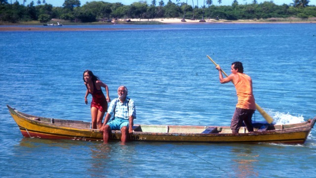 Cansado de tantos erros cometidos pela humanidade, Deus resolve tirar umas férias, decidindo ir descansar em alguma estrela distante. Para tanto, precisa encontrar um substituto para ficar em seu lugar enquanto estiver fora. Deus resolve, então, procurá-lo no Brasil, país tão religioso que ainda não tem um santo seu reconhecido oficialmente. Baseado na obra de João Ubaldo Ribeiro.