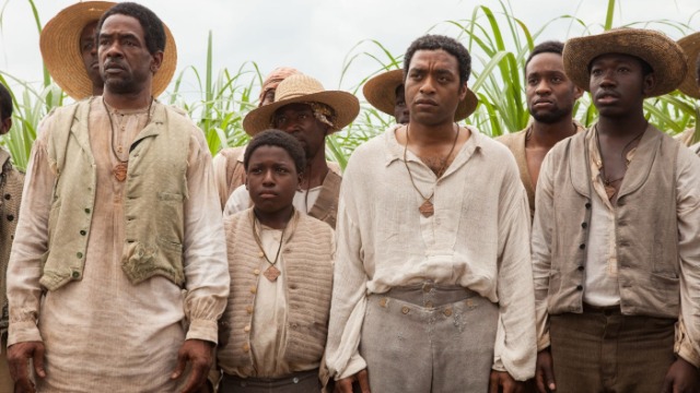 Solomon Northup é um escravo liberto, que vive em paz ao lado da esposa e filhos. Um dia, após aceitar um trabalho que o leva a outra cidade, ele é sequestrado e acorrentado. Vendido como se fosse um escravo, Solomon precisa superar humilhações fÃsicas e emocionais para sobreviver. Ao longo de doze anos, ele passa por dois senhores, Ford e Edwin Epps, que, cada um à sua maneira, exploram seus serviços.