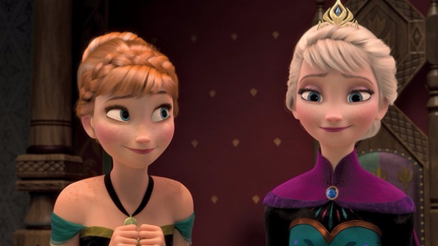 A caçula Anna adora sua irmã Elsa, mas um acidente envolvendo os poderes especiais da mais velha, durante a infância, fez com que os pais as mantivessem afastadas. Após a morte deles, as duas cresceram isoladas no castelo da família, até o dia em que Elsa deveria assumir o reinado de Arendell. Com o reencontro das duas, um novo acidente acontece e ela decide partir para sempre e se isolar do mundo, deixando todos para trás e provocando o congelamento do reino. Até que Anna se aventura pelas montanhas de gelo para encontrar a irmã e acabar com o frio.