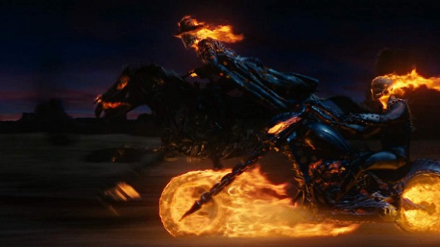 Para salvar a vida do pai, o motociclista Johnny Blaze faz um pacto com o diabo e acaba virando justiceiro das trevas. Todas as noites, ele vaga pelas ruas como o Motoqueiro Fantasma, caçando almas condenadas e levando-as para o inferno. Mas o destino lhe traz de volta seu grande amor, e ele decide lutar contra as forças demonÃacas para ganhar de volta a liberdade. Baseado nas histórias em quadrinhos da Marvel.