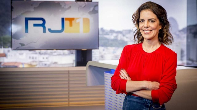 O telejornal, apresentado por Mariana Gross, exibe as principais notícias do Rio, com prestação de serviço e previsão do tempo.