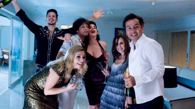 Durante uma festa de réveillon na casa de Ana e Duda, o banheiro é o foco de todas as fofocas e polêmicas. É onde Duda confessa à esposa que vai deixá-la pela vizinha Rosa, que, por sua vez, leva um casamento bem monótono com Mario. É também onde Alê conta a Ana suas aventuras sexuais com o namorado e onde um convidado traficante faz os seus negócios. Na noite da virada do ano tudo pode acontecer.