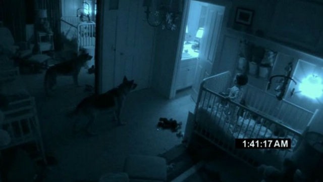 Um dia, ao chegar em casa, casal a encontra totalmente revirada. Para evitar outra invasão, um sistema de segurança é instalado com câmeras em diversos pontos dentro e fora da casa. Uma dia, as câmeras flagram situações estranhas, o que faz a famÃlia acreditar que a casa seja mal assombrada.