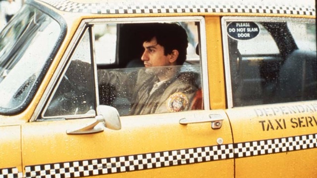 Sem conseguir dormir, um veterano de guerra começa a trabalhar como motorista de táxi nas noites de Nova York. Cada vez mais perturbado com a própria solidão, ele se revolta com a miséria e a violência que o cercam.