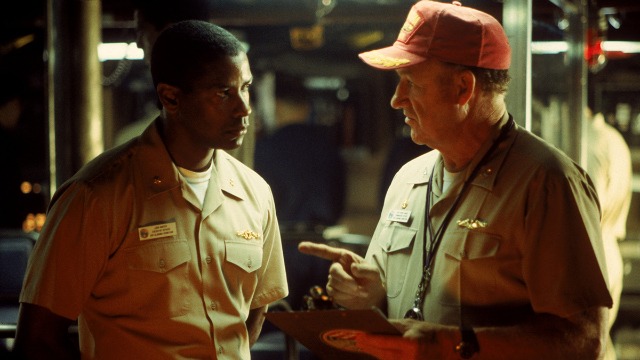 Em um submarino nuclear americano acontece um choque entre o primeiro oficial Ron Hunter, um militar flexível, e outro tradicional, Frank Ramsey, o capitão, quando paira a dúvida se devem ou não bombardear russos rebeldes que se apoderaram de um míssil nuclear que pode ser usado contra os Estados Unidos. A tensão aumenta quando a ordem de disparo contra os rebeldes é seguida de uma mensagem incompreensível, que poderia ser um cancelamento da ordem anterior. Enquanto um deseja disparar, o outro acha prudente esperar a confirmação e um conflito interno se estabelece pelo controle do submarino.