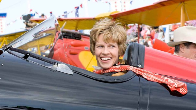 Amelia Earhart foi a primeira mulher a completar a travessia do Oceano Atlântico pilotando um avião, tornando-se uma celebridade. Casada com um magnata do mercado editorial e tendo o piloto Gene Vidal como seu grande amigo, Amélia decide, em 1937, embarcar na mais arrojada de suas missões: dar a volta ao mundo em um voo solo.