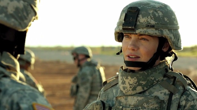 Após um longo perÃodo no Afeganistão, a médica do Exército norte-americano Maggie Swan volta para casa e tenta se adaptar à nova vida. Assombrada pelas memórias da guerra, ela tentará se reconectar com o filho, um menino de cinco anos que praticamente não a conhece. Assim que consegue se estabilizar, Maggie terá sua vida abalada pela possibilidade de uma nova viagem a serviço.