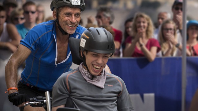 Julien vive numa cadeira de rodas e, como todos os adolescentes, sonha com grandes aventuras e emoções. Para realizar um dos sonhos, Julien convence o pai a competirem juntos no triathlon âironmanâ, uma das provas mais difÃceis do circuito mundial. Treinando para o evento, o jovem tem a chance de reconstruir a relação com o pai, transformando a vida de toda a famÃlia. Baseado numa história real.