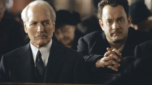 Durante a Depressão, mais exatamente no inverno de 1931, Michael Sullivan é um zeloso pai de famÃlia, que ama muito sua esposa, Annie Sullivan, e seus filhos, Michael Sullivan Jr. e Peter Sullivan. Porém, ele vive moralmente em conflito, pois trabalha como assassino profissional para um irlandês, John Rooney, um idoso chefe de quadrilha que criou Sullivan como se fosse seu filho. Michael Jr. , o filho mais velho, fica curioso sobre a profissão misteriosa do seu pai, então se esconde no automóvel dele e acaba testemunhando a execução de Finn McGovern, que foi morto por Connor Rooney, o filho biológico de John. Michael vê seu pai e outros capangas ajudarem a terminar o