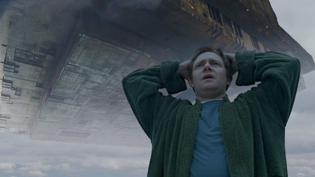 Arthur Dent é um homem normal, que está tendo um péssimo dia. Após saber que sua casa está prestes a ser demolida, Arthur descobre que Ford Prefect, seu melhor amigo, é um extraterrestre e, para completar, fica sabendo que a Terra está prestes a ser destruÃda para que se possa construir uma nova autoestrada hiperespacial. Sem ter o que fazer para evitar a destruição de seu planeta, Arthur só tem uma saÃda: pegar carona em uma nave espacial que está de passagem. Ele passa, então, a conhecer o universo, sendo que tudo o que precisa saber sobre sua nova vida está contido em um valioso livro: o guia do mochileiro das galáxias.