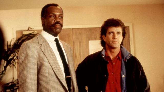 Martin Riggs é um tira ensandecido que está sempre vivendo no limite. Por outro lado, o policial Roger Murtaugh é um homem tranquilo, que espera apenas a sua aposentadoria chegar. Apesar das diferenças, eles tornam-se parceiros para lutar contra uma quadrilha de traficantes de drogas, composta por ex-militares da guerra do Vietnã.