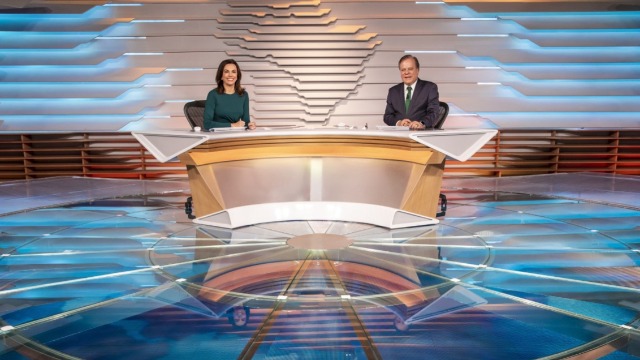 O telejornal, com apresentação de Chico Pinheiro e Ana Paula Araújo, exibe as primeiras notícias do dia no Brasil e no mundo e repercute os fatos mais relevantes.