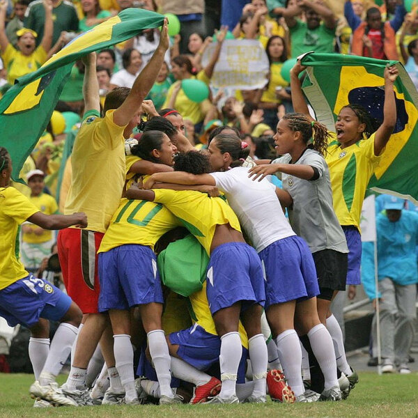 Foto de duas lindas mulheres jogando futebol juntas no campo