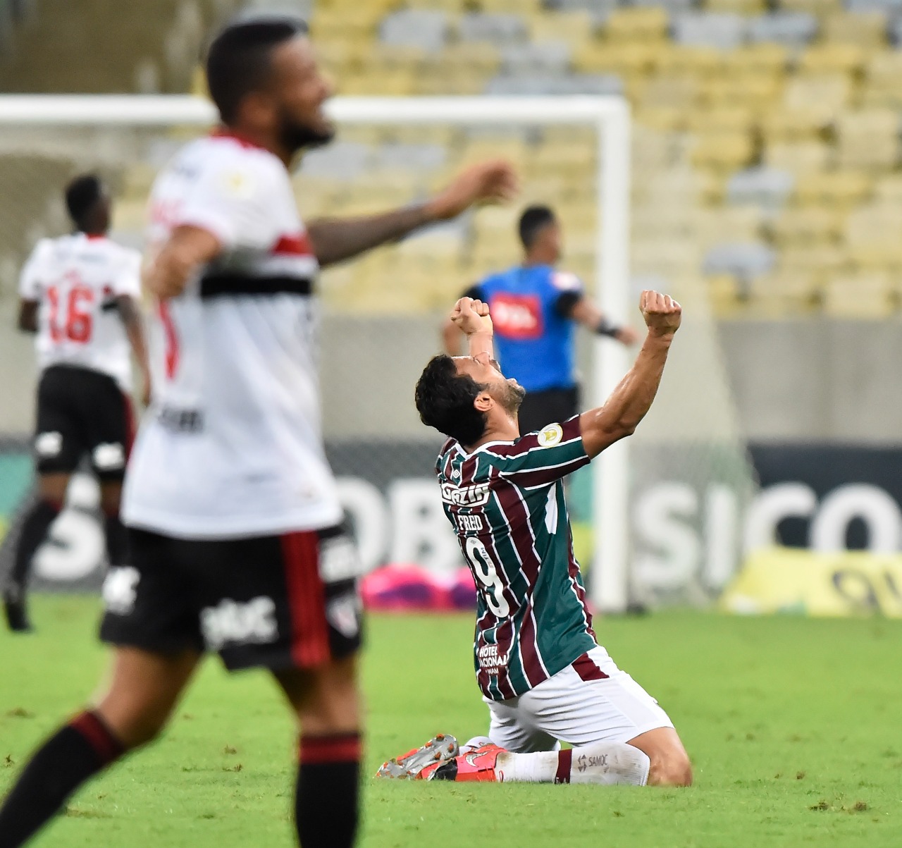 André recebe amarelo e desfalca o Fluminense para o jogo de volta contra o  Corinthians