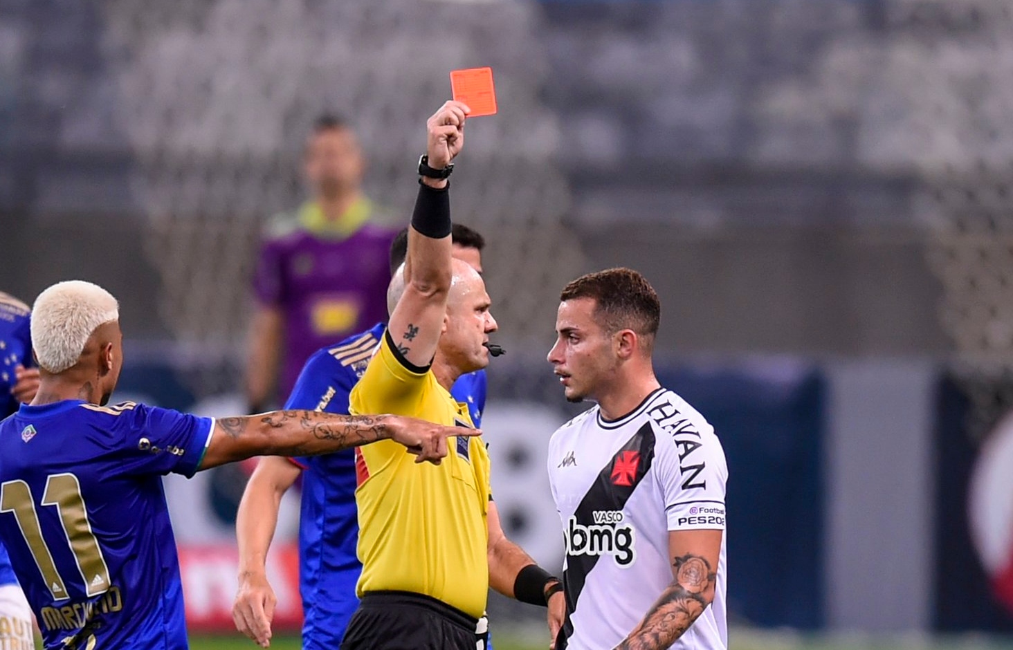 Primeiro time de futebol gay da Bahia lança uniforme com cores do arco-íris