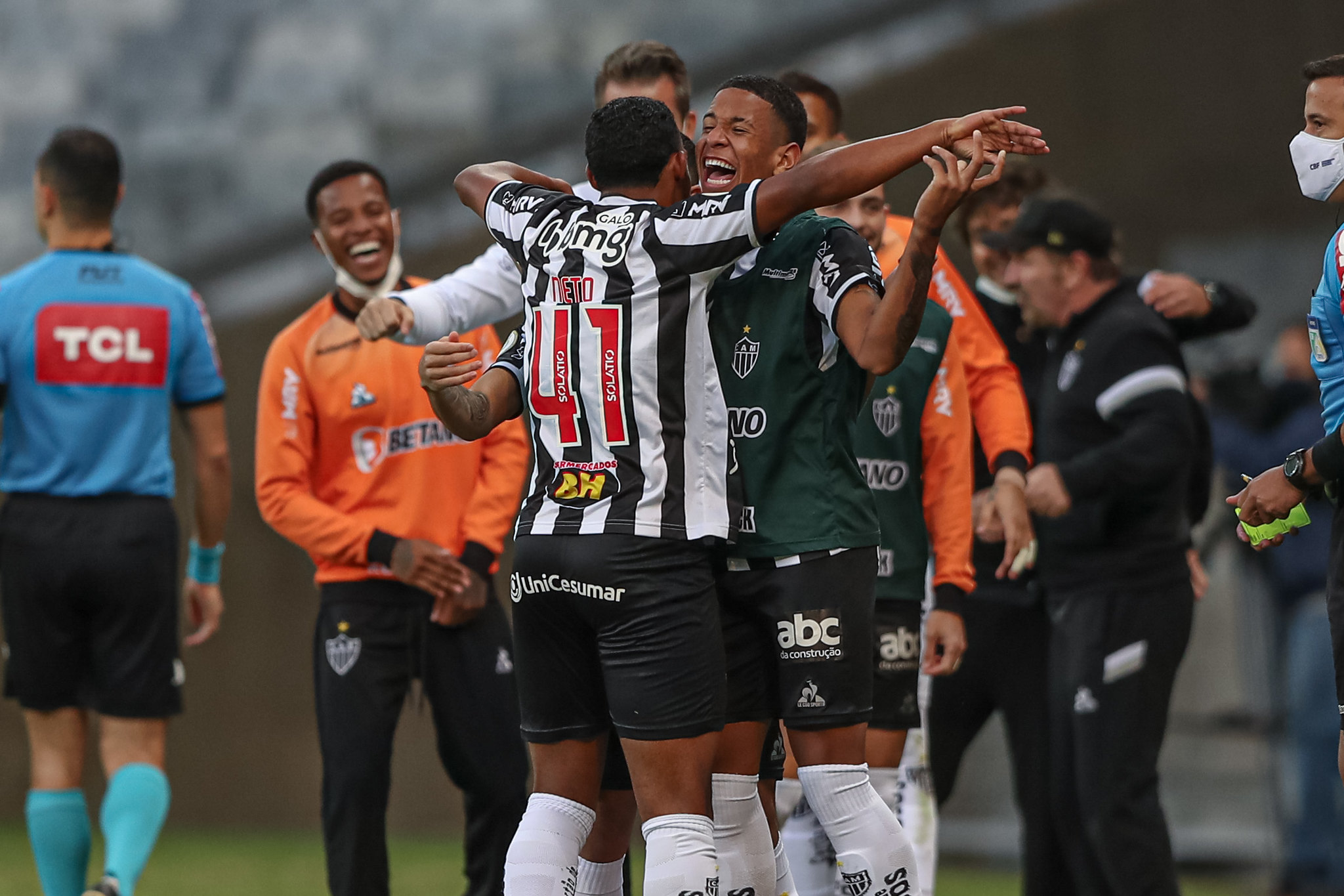 Galo vende mais de 55 mil Mantos da Massa em 48 horas e fatura milhões