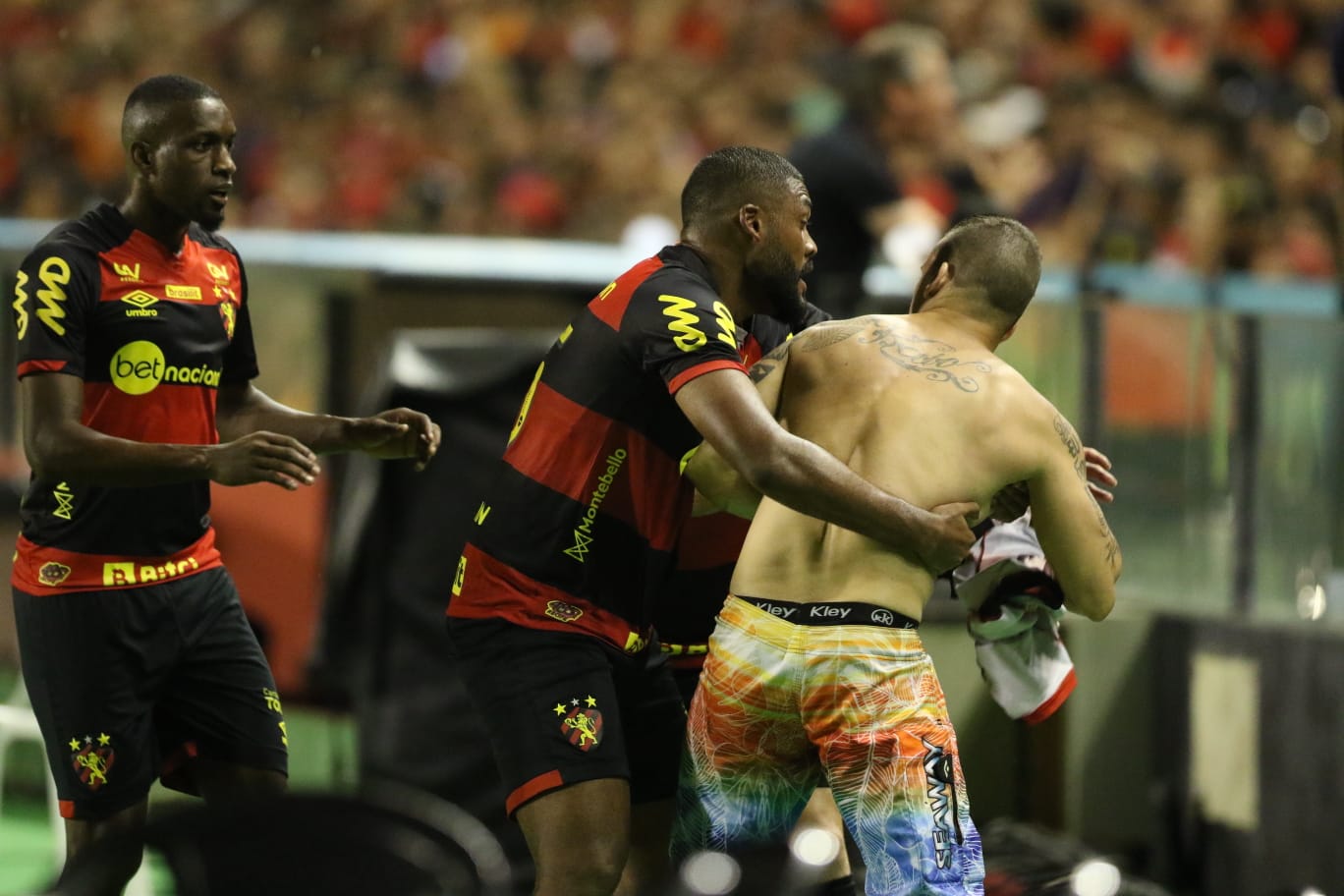 sportv - Gripado, Sheik não treina e vira dúvida para a partida contra o  Santa Cruz, amanhã, em Recife. Neste brasileiro, o atacante participou de 3  dos 9 jogos do Rubro-Negro na