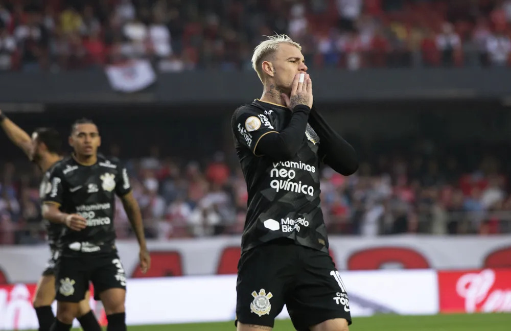 Revolta com treinador e Fábio Santos marca empate do Corinthians