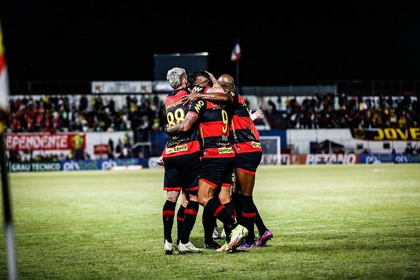 Vasco supera Ponte Preta, vence 1ª na Série B e põe fim a jejum