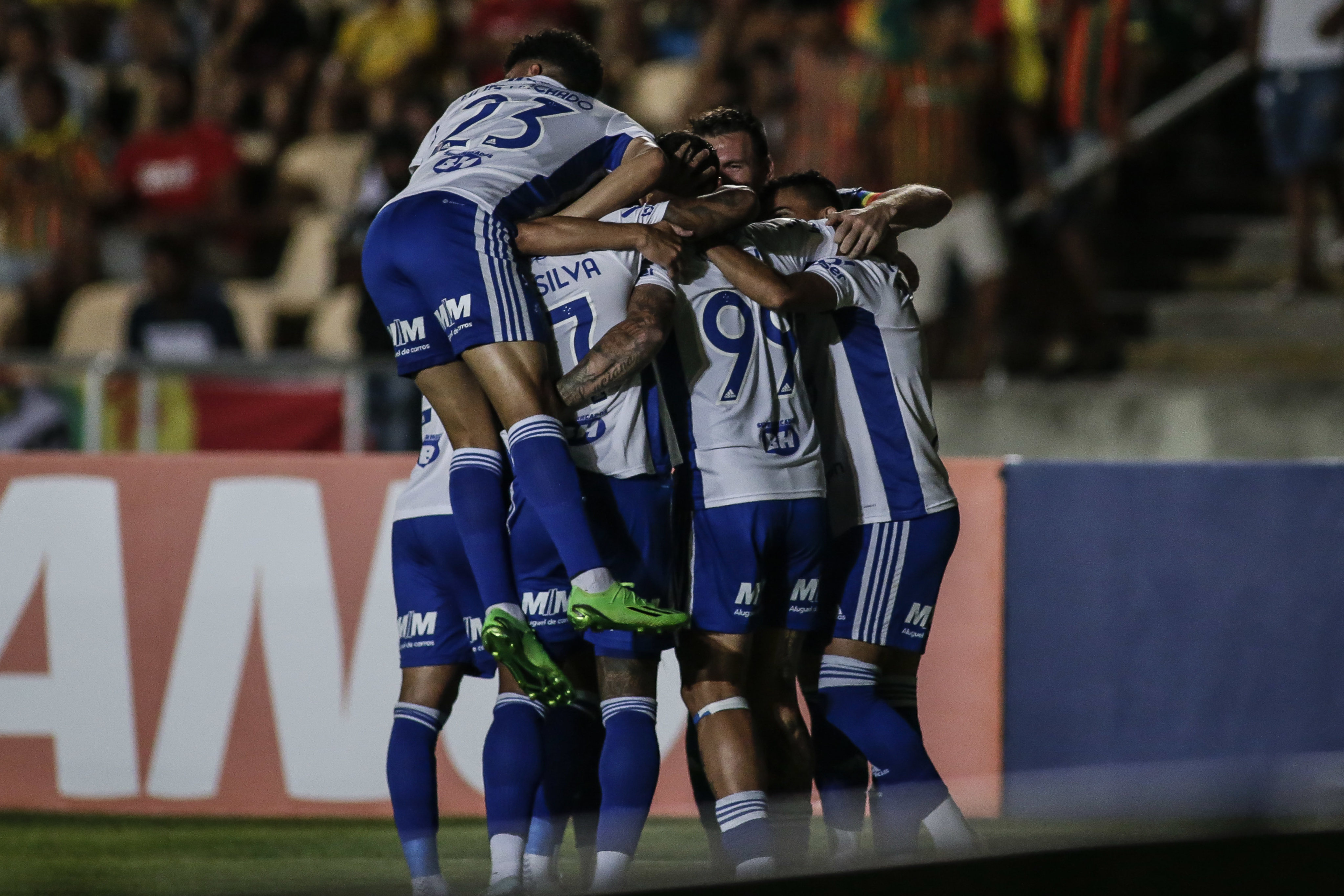 À espera de resolução de imbróglio no Cruzeiro na Fifa, Angulo participa de  treino na Toca - Superesportes