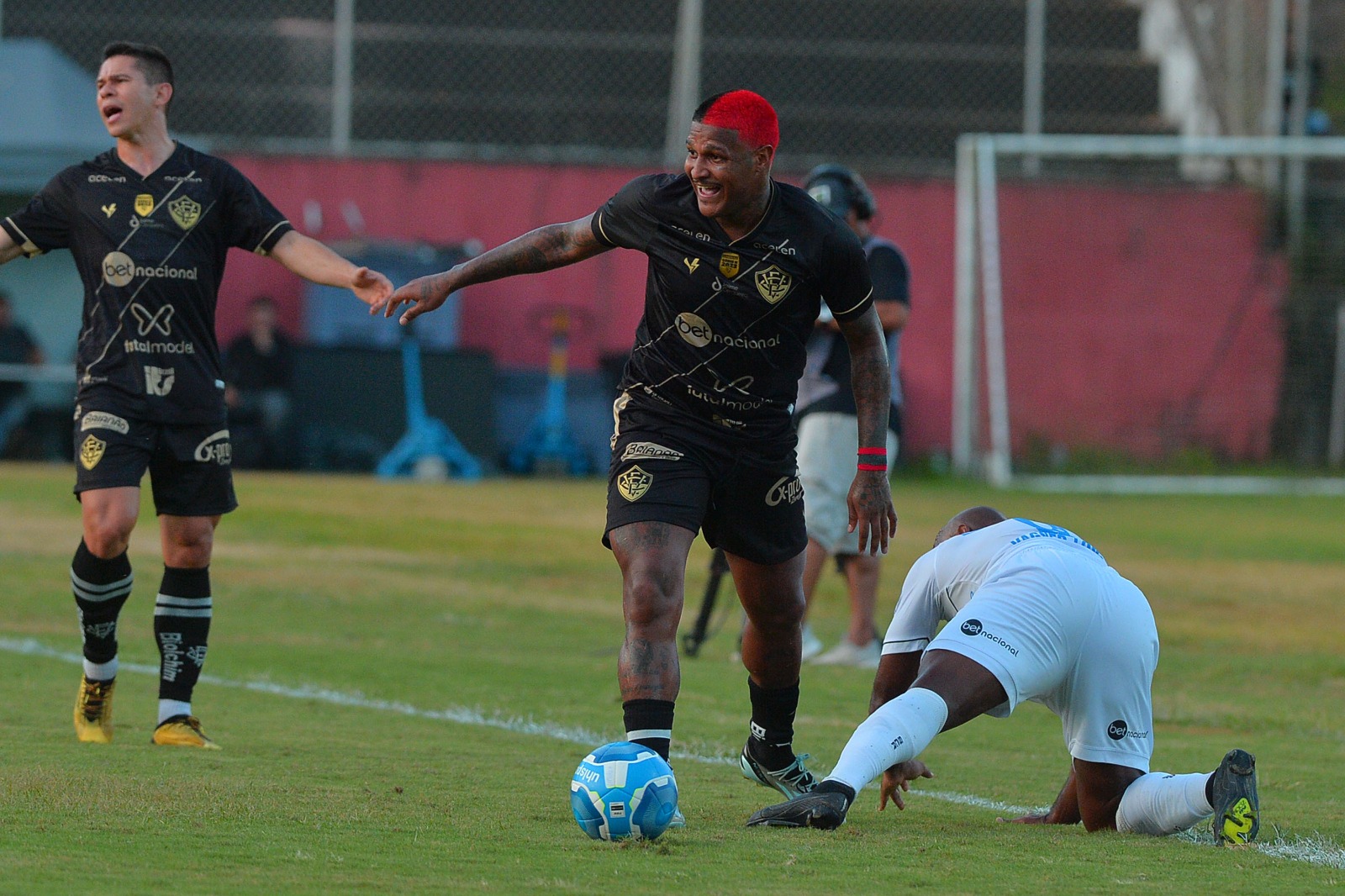 Após absolvição no STJD, Igor Cariús volta com assistência em vitória do  Sport na Série B, sport