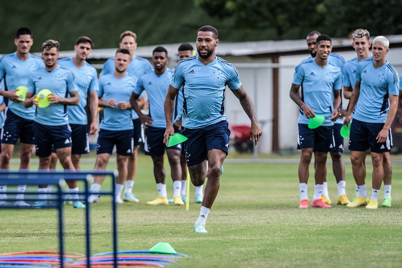 Volante ex-Grêmio é apresentado no Cruzeiro:honrado de vestir essa camisa  - 23/01/2020 - UOL Esporte