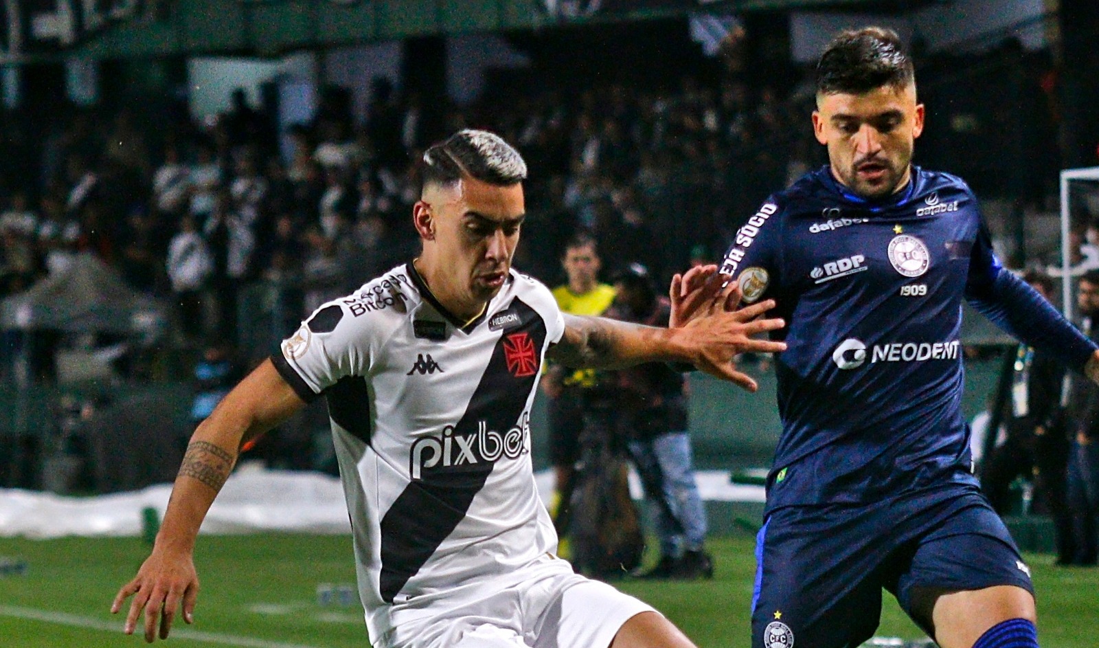 Léo Jardim, do Vasco, se torna o segundo goleiro com mais defesas no  Brasileirão - Lance!