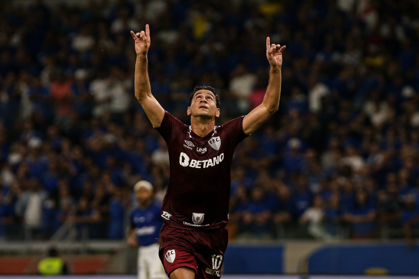 Alexsander e jogadores da base do Fluminense visitam crianças que