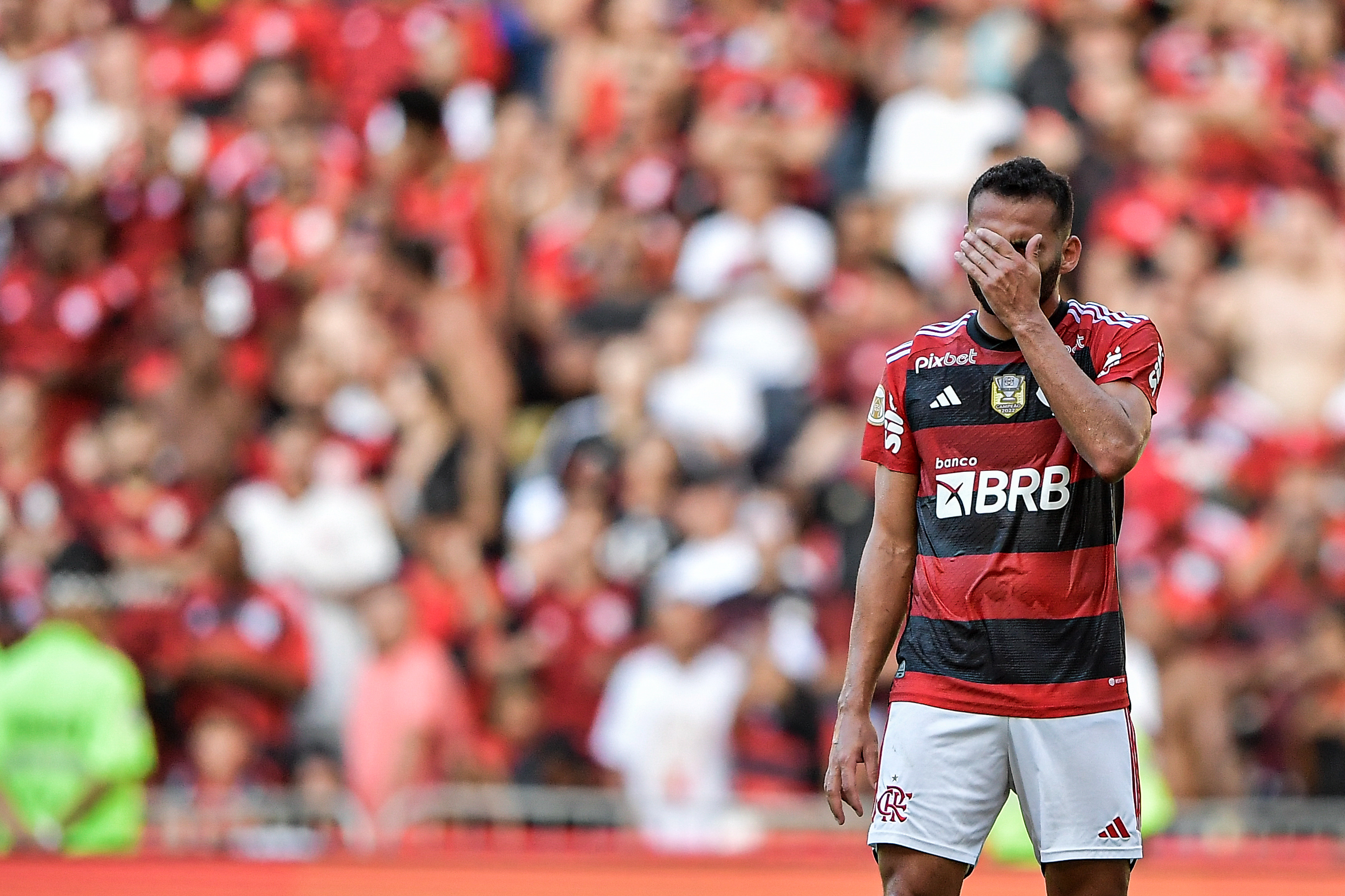 Thiago Maia escolhe música no Flamengo e avisa: 'Bola passa, jogador, não