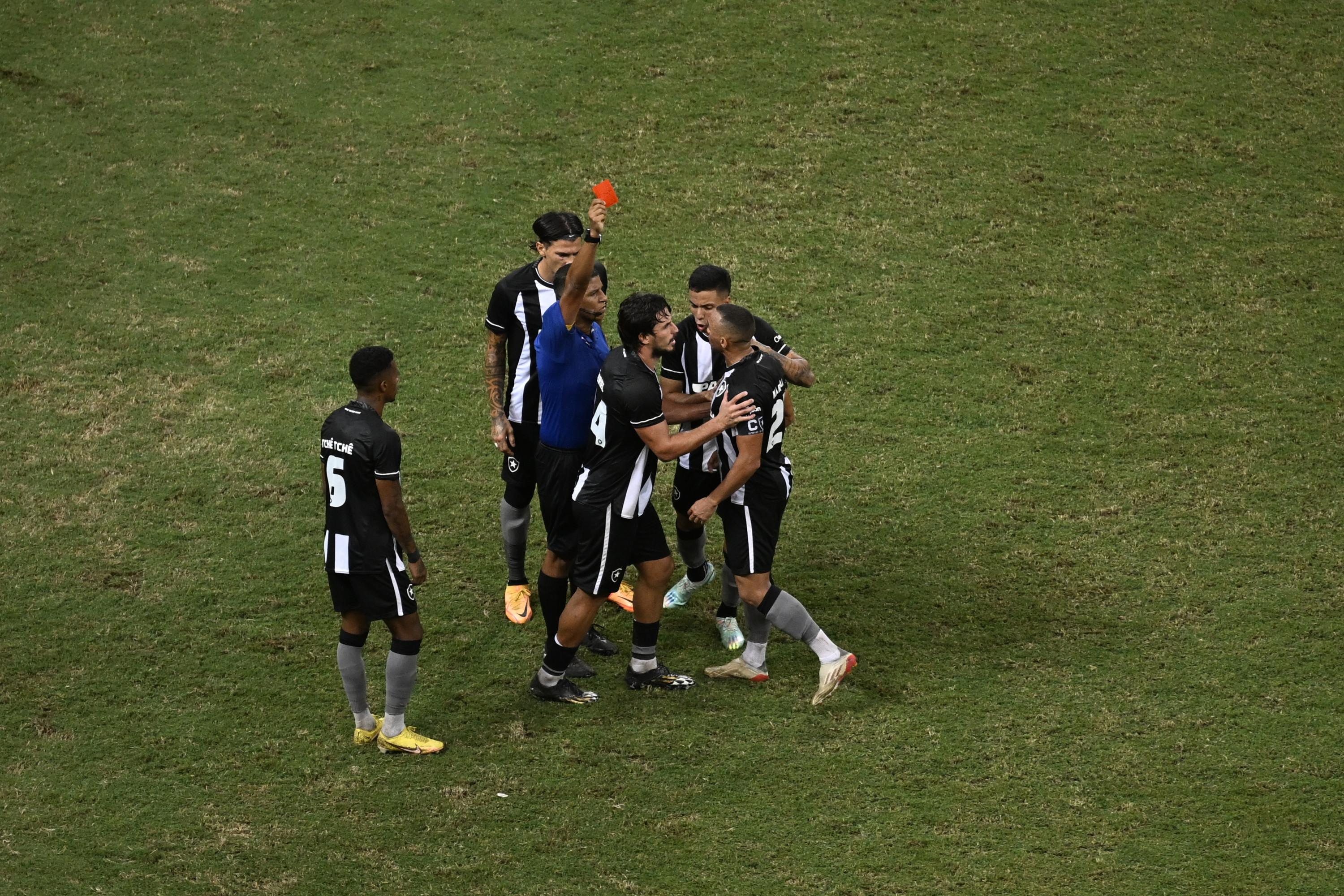 Árbitro relata cartão amarelo para Marçal, do Botafogo, por