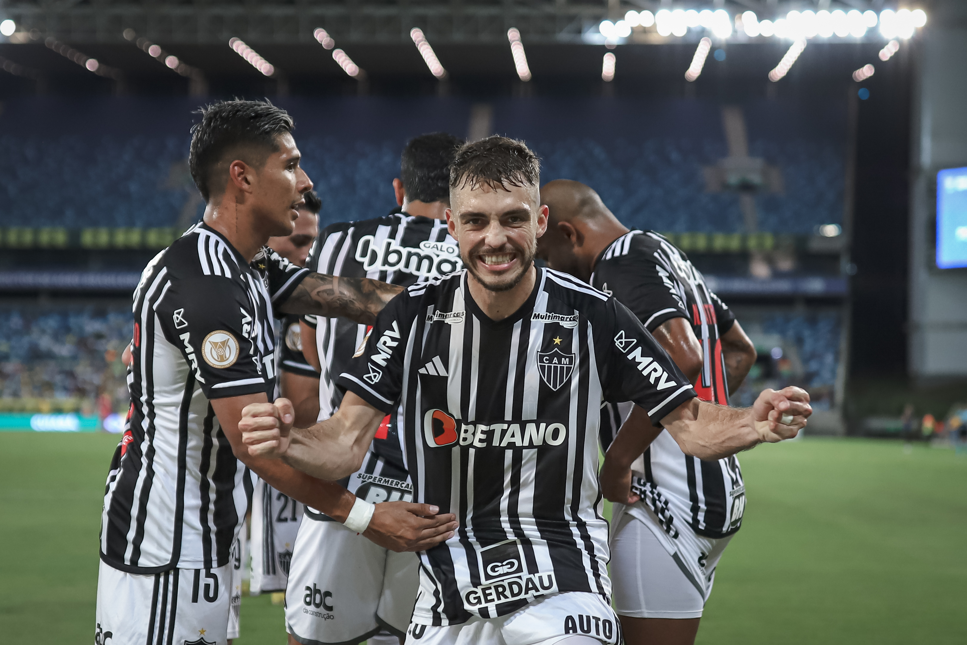 Lendas do Atlético-MG tem tabela de Ronaldinho e Reinaldo, gol de