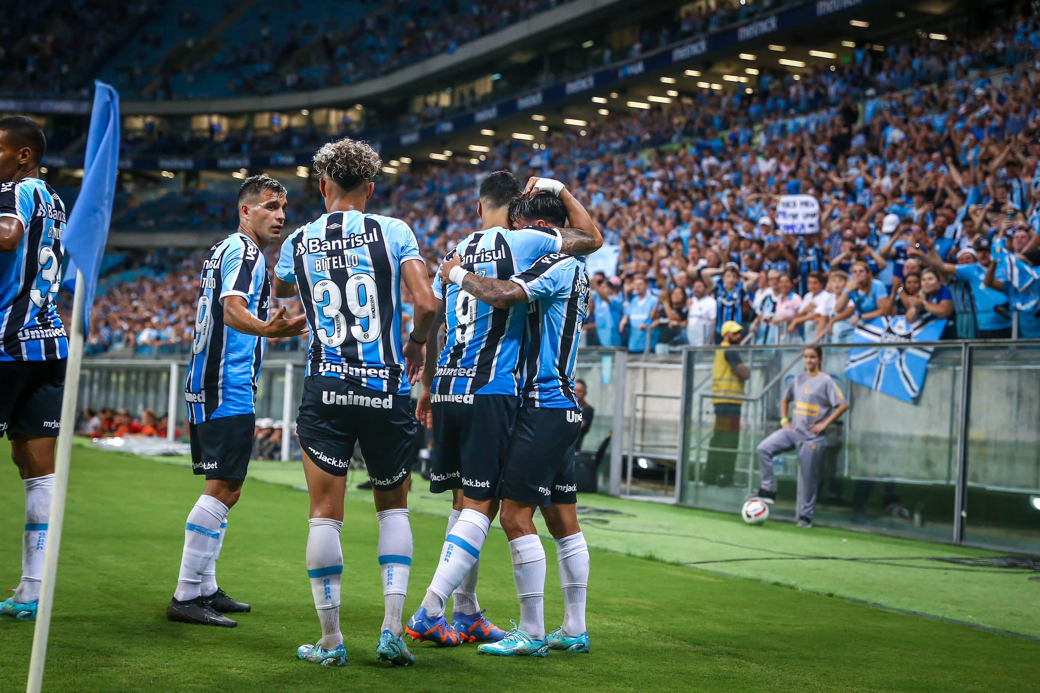 Árbitro de América x Grêmio é mais jovem que 76% do elenco do Coelho