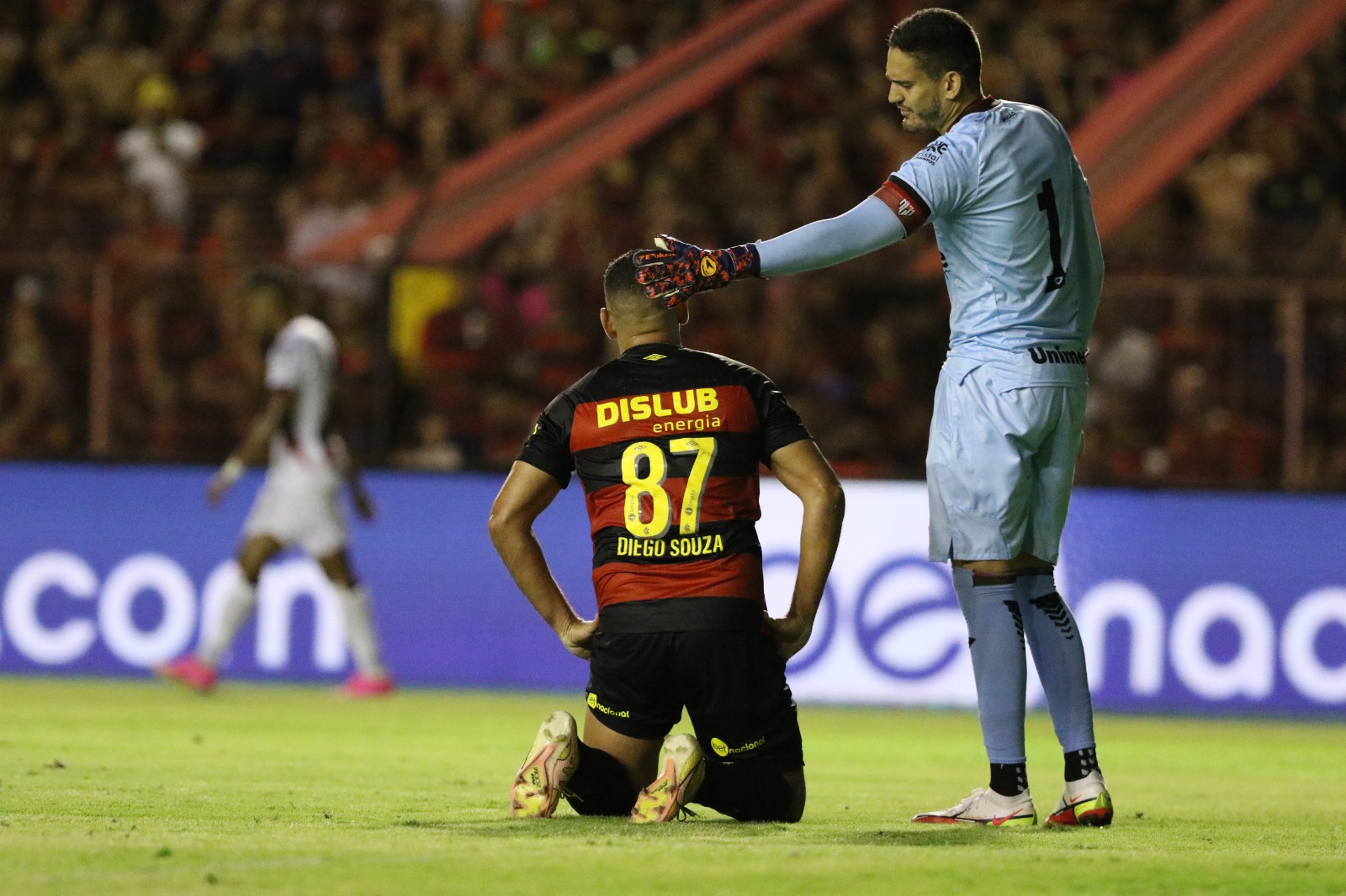 BN Esportes on X: Futsal: Goleiro brasileiro defende pênalti com o rosto e  derruba o gol  / X